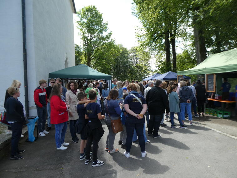 Menschen auf einem Marktplatz